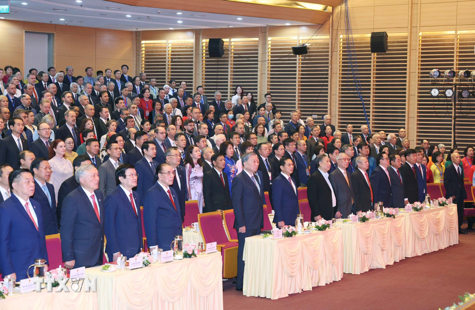 Tổng Bí thư Tô Lâm, các đồng chí lãnh đạo, nguyên lãnh đạo Đảng Nhà nước và các đại biểu thực hiện nghi lễ chào cờ. (Ảnh: Thống Nhất/TTXVN)