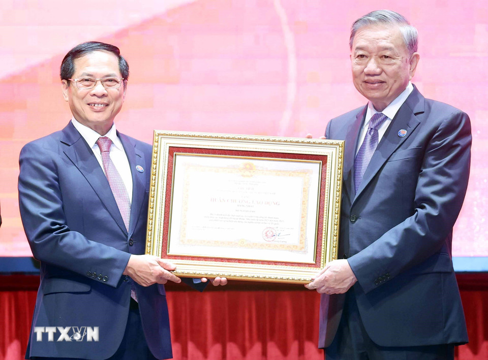 Tổng Bí thư Tô Lâm trao tặng Huân chương Lao động hạng Nhất cho Bộ Ngoại giao. (Ảnh: Thống Nhất/TTXVN)