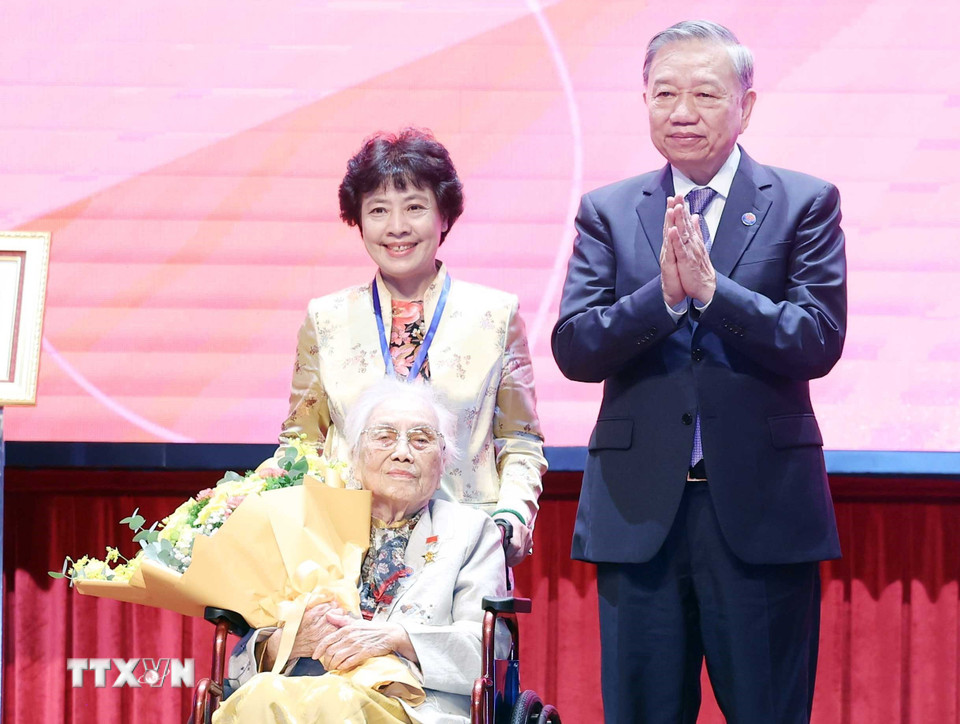 Tổng Bí thư Tô Lâm trao danh hiệu Anh hùng Lao động cho đồng chí Nguyễn Thị Bình, nguyên Ủy viên Trung ương Đảng, nguyên Phó Chủ tịch nước, nguyên Bộ Trưởng Bộ Ngoại giao Chính phủ cách mạng lâm thời Cộng hòa miền Nam Việt Nam. (Ảnh: Thống Nhất/TTXVN)