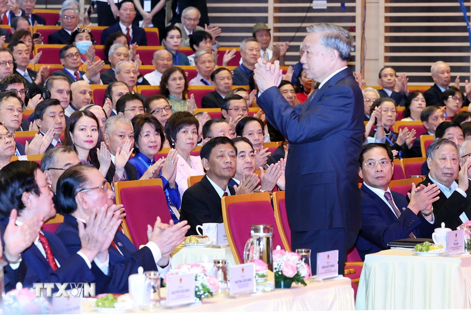 Tổng Bí thư Tô Lâm, các đồng chí lãnh đạo, nguyên lãnh đạo Đảng Nhà nước và các đại biểu dự Lễ kỷ niệm 80 năm Ngày truyền thống ngành Ngoại giao Việt Nam. (Ảnh: Thống Nhất/TTXVN)