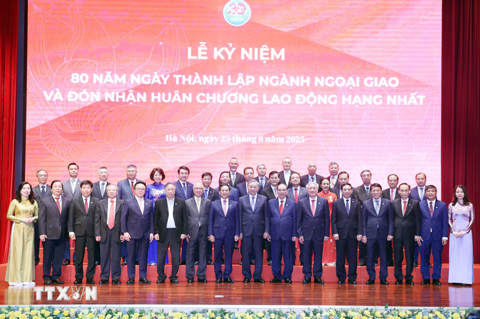 Tổng Bí thư Tô Lâm, các đồng chí lãnh đạo, nguyên lãnh đạo Đảng Nhà nước và các đại biểu dự Lễ kỷ niệm. (Ảnh: Thống Nhất/TTXVN)