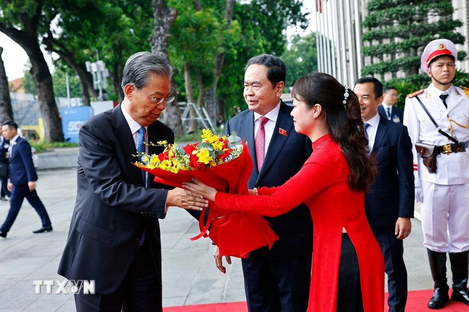 Chủ tịch Quốc hội Trần Thanh Mẫn đón Ủy viên trưởng Nhân đại toàn quốc Trung Quốc Triệu Lạc Tế. (Ảnh: Doãn Tấn/TTXVN)