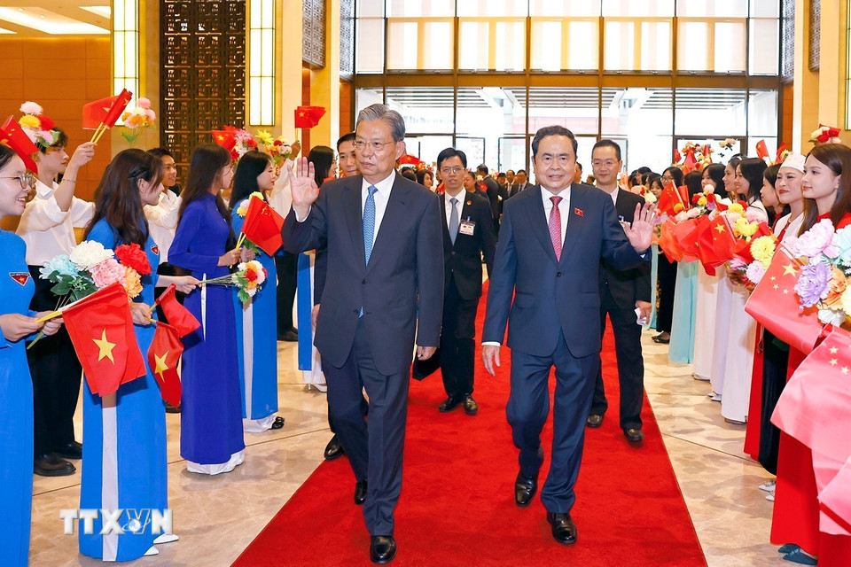 Chủ tịch Quốc hội Trần Thanh Mẫn đón Ủy viên trưởng Nhân đại toàn quốc Trung Quốc Triệu Lạc Tế. (Ảnh: Doãn Tấn/TTXVN)