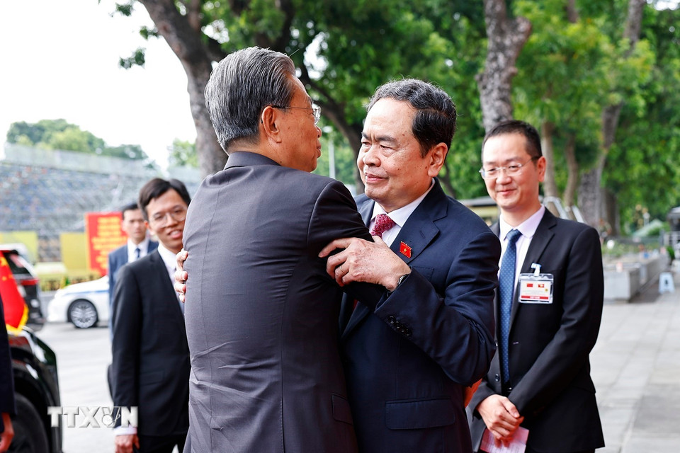 Chủ tịch Quốc hội Trần Thanh Mẫn đón Ủy viên trưởng Nhân đại toàn quốc Trung Quốc Triệu Lạc Tế. (Ảnh: Doãn Tấn/TTXVN)