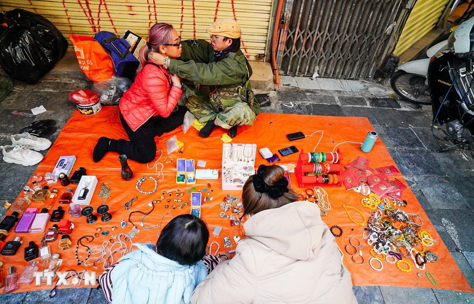 Những gian hàng bán đồ cũ luôn là điểm nhấn không thể bỏ qua khi đến với chợ hoa Hàng Lược. (Ảnh: Khánh Hòa/ TTXVN)