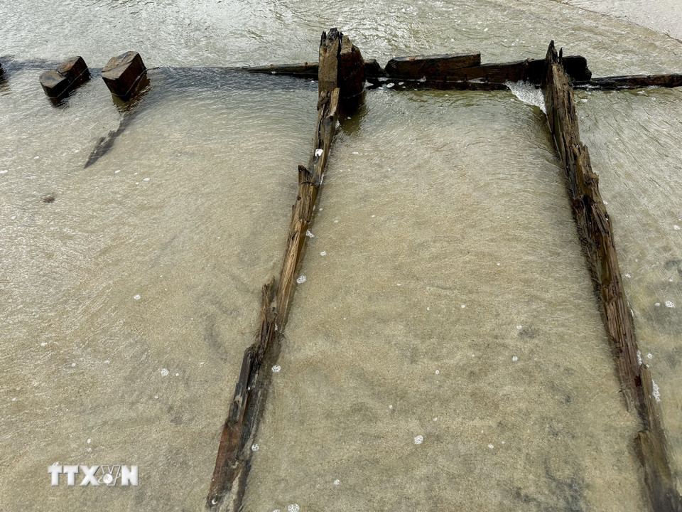 Các vách ngăn chia thành các khoang gỗ bên trong thân tàu.(Ảnh: Trần Lê Lâm/TTXVN)