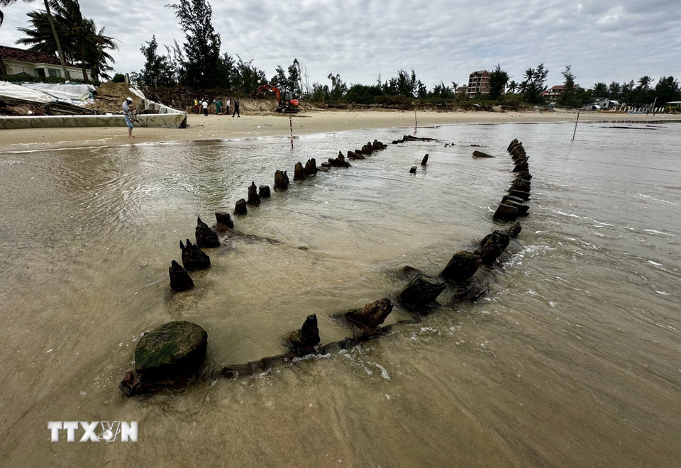 Vị trí tàu nằm sát bờ biển phường Hội An Tây, thành phố Đà Nẵng. (Ảnh: Trần Lê Lâm/TTXVN)