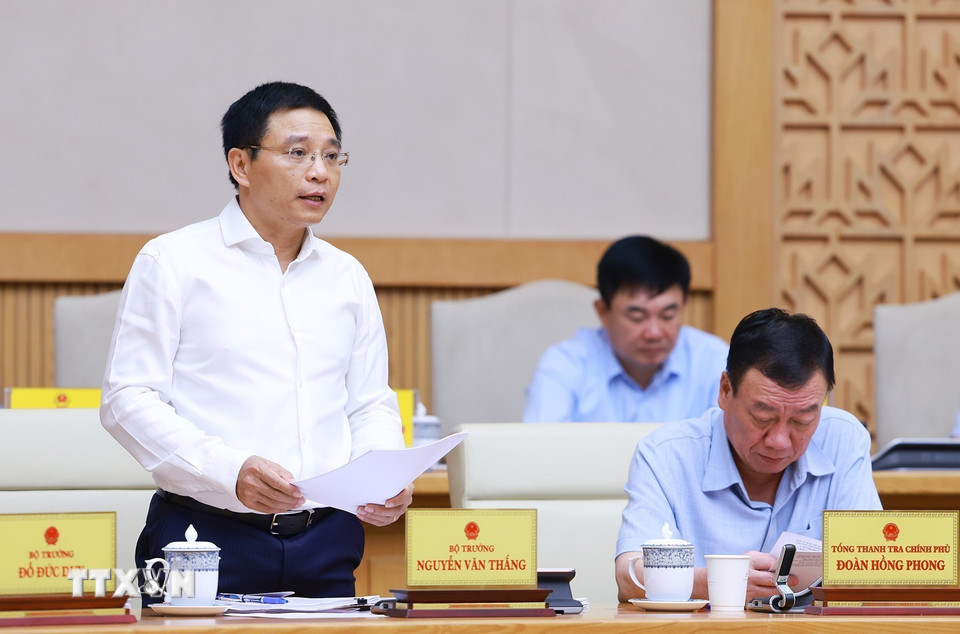 Bộ trưởng Bộ Tài chính Nguyễn Văn Thắng báo cáo tình hình kinh tế-xã hội tháng 4 và 4 tháng năm 2025. (Ảnh: Dương Giang/TTXVN)