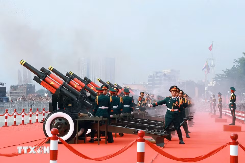 Nghi thức bắn pháo trong lễ chào cờ kỷ niệm 50 năm Giải phóng miền Nam, thống nhất đất nước. ﻿(Ảnh: Quang Châu/TTXVN)