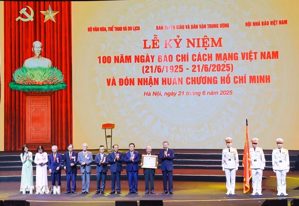 Tổng Bí thư Tô Lâm trao Huân chương Hồ Chí Minh cho Báo chí Cách mạng Việt Nam. (Ảnh: Khánh Hòa/TTXVN)