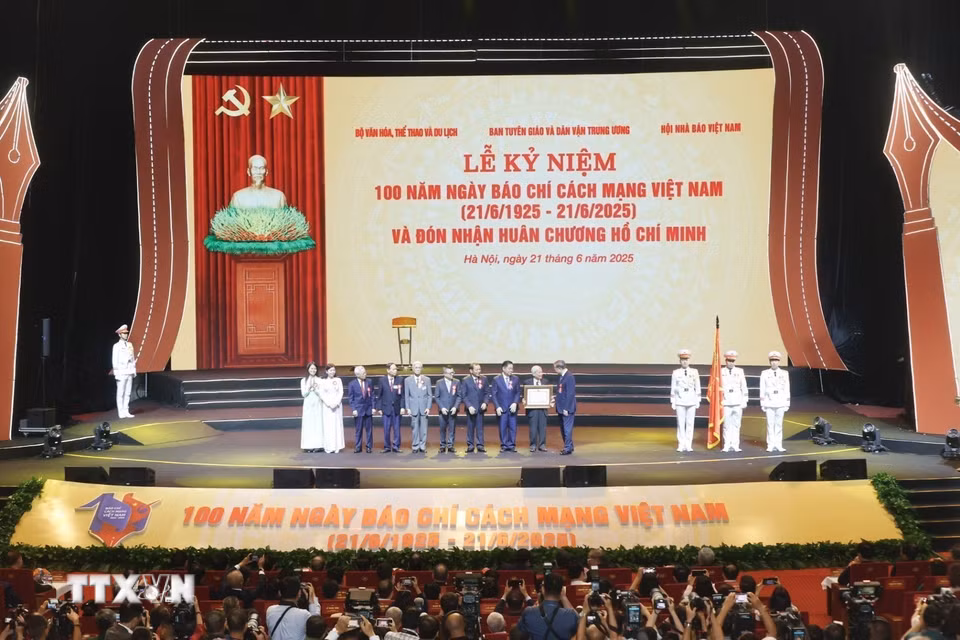 Tổng Bí thư Tô Lâm trao Huân chương Hồ Chí Minh cho Báo chí Cách mạng Việt Nam. (Ảnh: Minh Quyết/TTXVN)