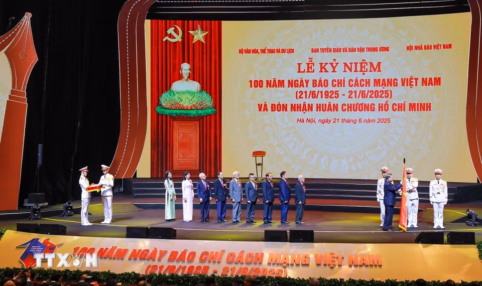 Tổng Bí thư Tô Lâm trao Huân chương Hồ Chí Minh cho Báo chí Cách mạng Việt Nam. (Ảnh: Khánh Hòa/TTXVN)
