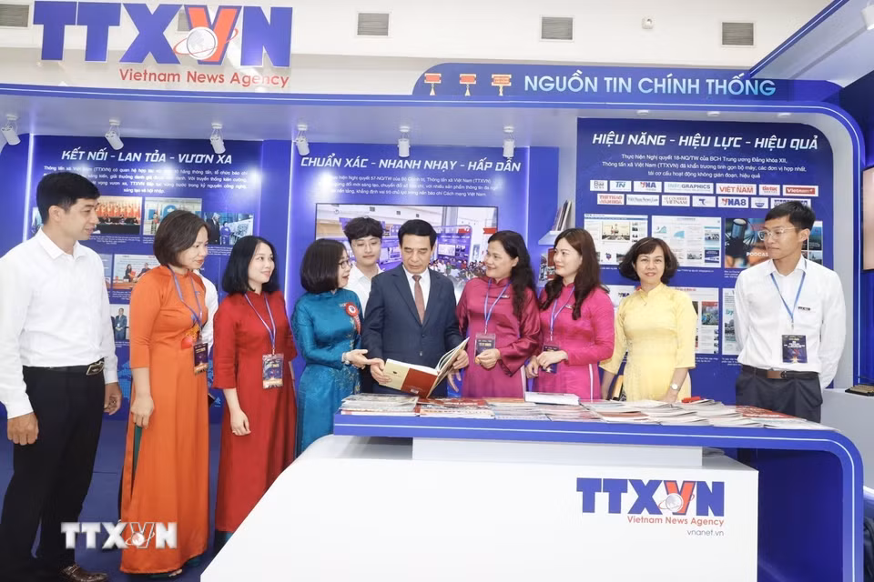 Bộ trưởng Bộ Quốc phòng Phan Văn Giang thăm gian trưng bày của TTXVN tại Hội báo toàn quốc năm 2025. (Ảnh: Minh Quyết/TTXVN)