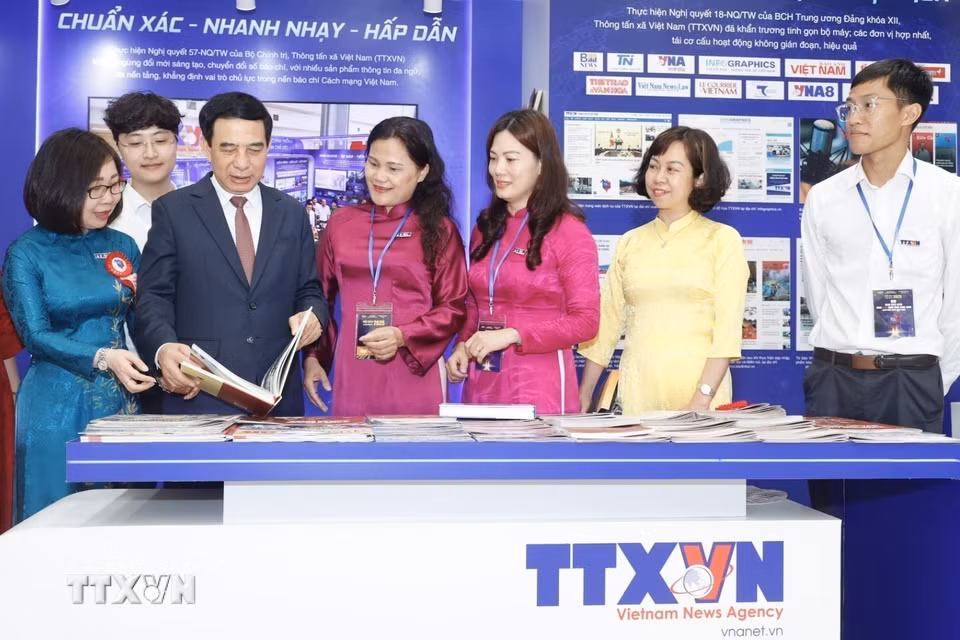 Bộ trưởng Bộ Quốc phòng Phan Văn Giang thăm gian trưng bày của TTXVN tại Hội báo toàn quốc năm 2025. (Ảnh: Minh Quyết/TTXVN)