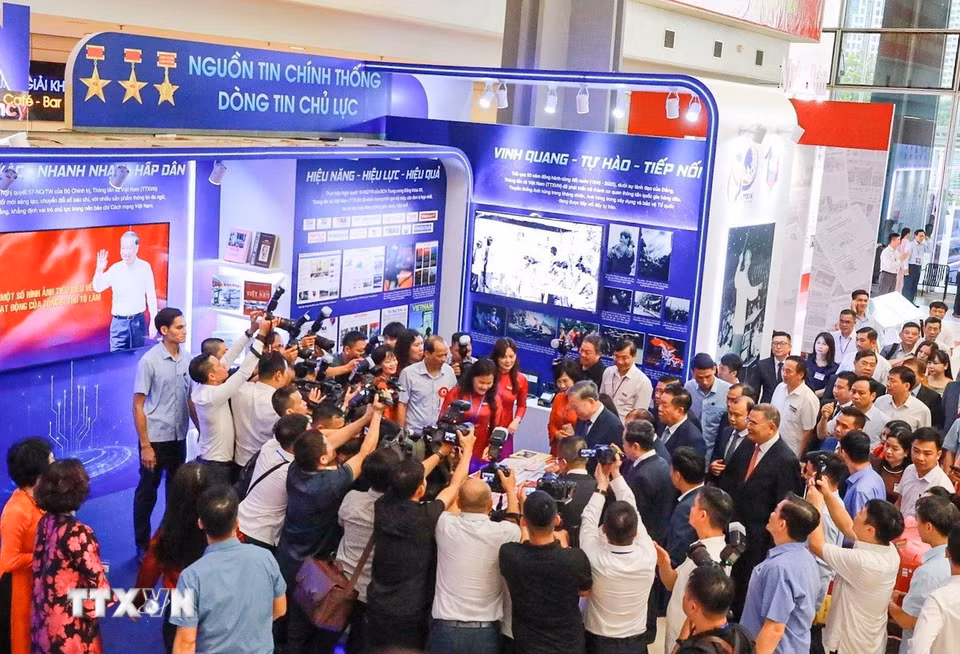 Tổng Bí thư Tô Lâm thăm gian trưng bày Thông tấn xã Việt Nam tại Hội báo toàn quốc 2025. (Ảnh: Khánh Hòa/TTXVN)