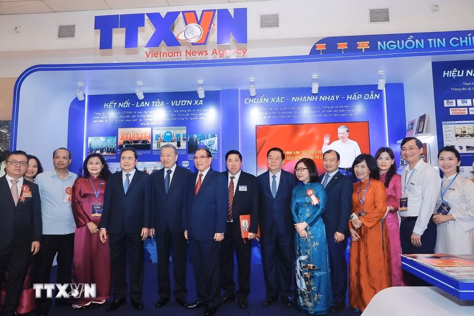 Tổng Bí thư Tô Lâm thăm gian trưng bày Thông tấn xã Việt Nam tại Hội báo toàn quốc 2025. (Ảnh: TTXVN)