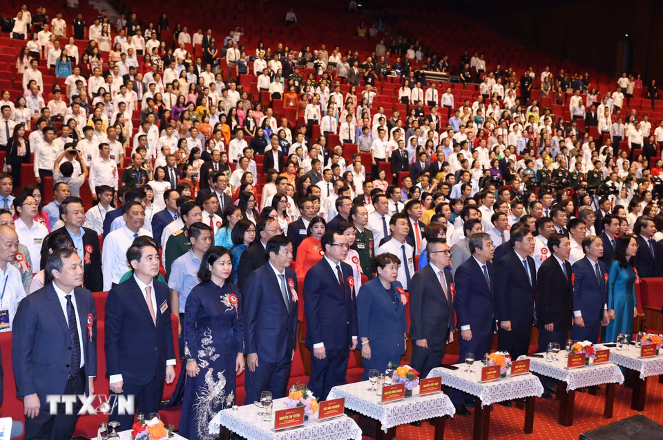 Các đồng chí lãnh đạo, nguyên lãnh đạo Đảng, Nhà nước và các đại biểu thực hiện nghi lễ chào cờ. (Ảnh: Thống Nhất/TTXVN)