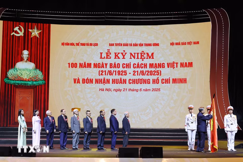 Tổng Bí thư Tô Lâm trao tặng Huân chương Hồ Chí Minh cho đội ngũ người làm báo. (Ảnh: Thống Nhất/TTXVN)