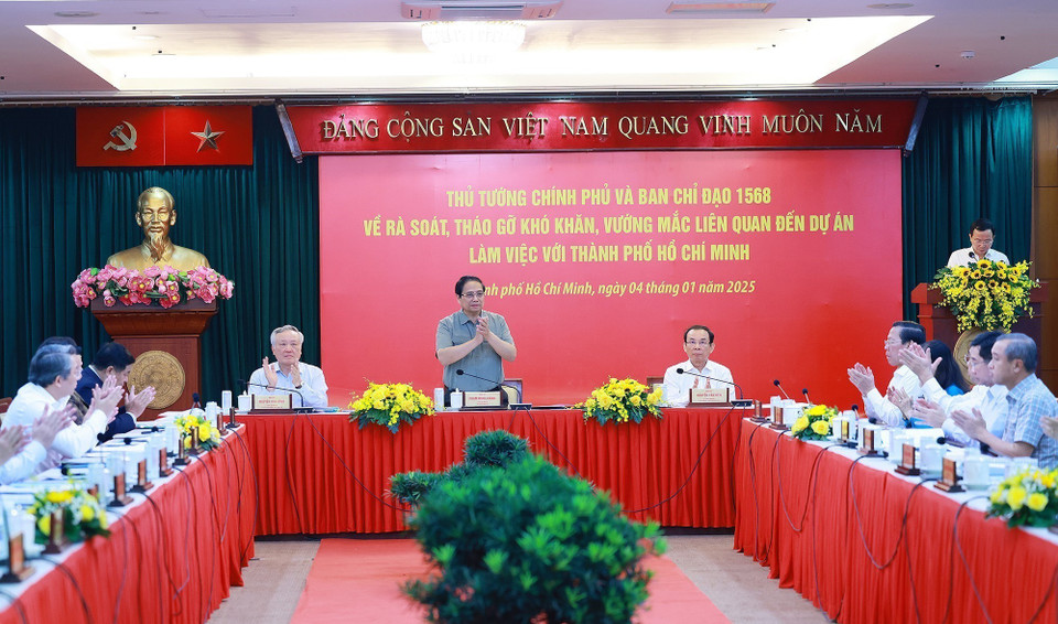 Thủ tướng Phạm Minh Chính làm việc với lãnh đạo Thành phố Hồ Chí Minh về tháo gỡ khó khăn liên quan đến các dự án. (Ảnh: Dương Giang/TTXVN)