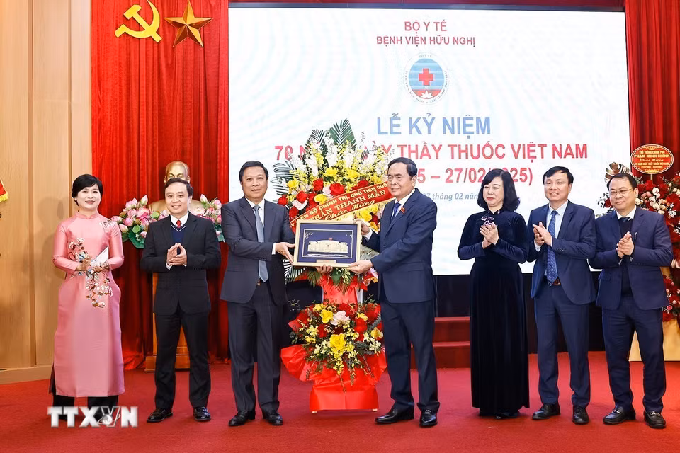 Chủ tịch Quốc hội Trần Thanh Mẫn tặng hoa và quà chúc mừng Bệnh viện Hữu Nghị. (Ảnh: Doãn Tấn/TTXVN)