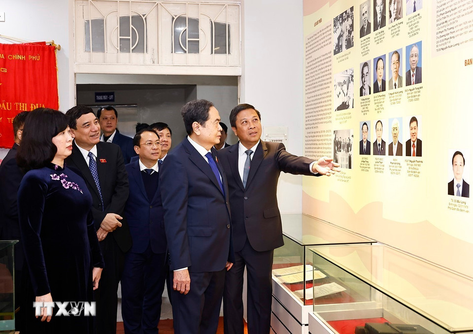 Chủ tịch Quốc hội Trần Thanh Mẫn tham quan phòng truyền thống của Bệnh viện Hữu Nghị. (Ảnh: Doãn Tấn/TTXVN)