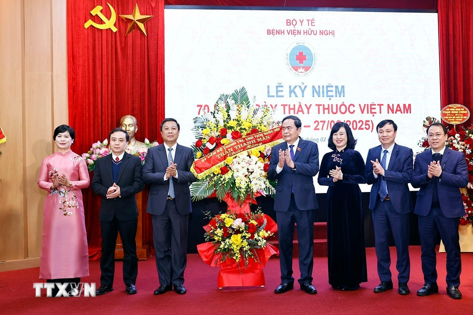 Chủ tịch Quốc hội Trần Thanh Mẫn tặng hoa và quà chúc mừng Bệnh viện Hữu Nghị.(Ảnh: Doãn Tấn/TTXVN)