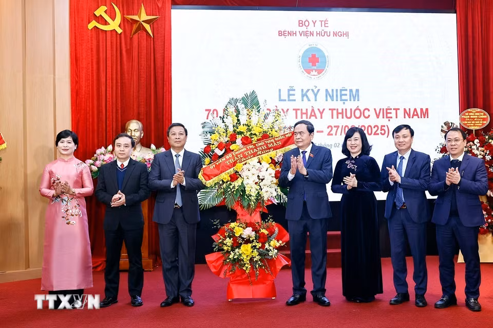 Chủ tịch Quốc hội Trần Thanh Mẫn tặng hoa và quà chúc mừng Bệnh viện Hữu Nghị.(Ảnh: Doãn Tấn/TTXVN)