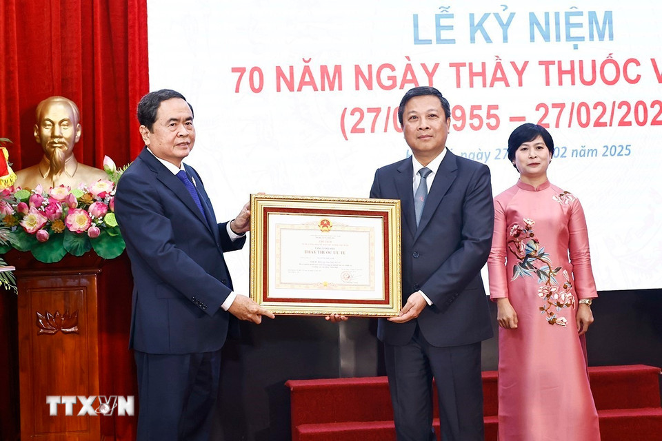 Chủ tịch Quốc hội Trần Thanh Mẫn trao Danh hiệu Thầy thuốc ưu tú tặng TS Nguyễn Thế Anh, Giám đốc Bệnh viện Hữu Nghị. (Ảnh: Doãn Tấn/TTXVN)