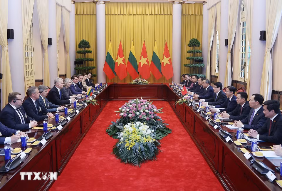 Chủ tịch nước Lương Cường hội đàm với Tổng thống Litva Gitanas Nauseda. (Ảnh: Lâm Khánh/TTXVN)