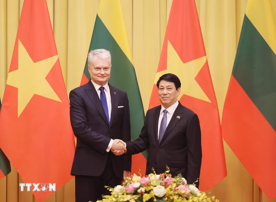 Chủ tịch nước Lương Cường với Tổng thống Litva Gitanas Nauseda. (Ảnh: Lâm Khánh/TTXVN)