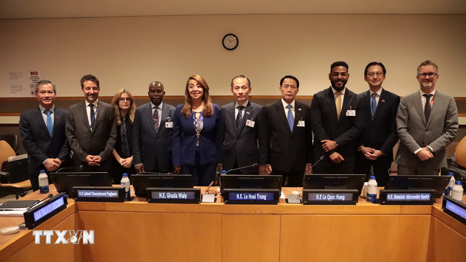 Các đồng chủ tọa, diễn giả, đại diện quốc tế tham dự buổi lễ.(Ảnh: Thanh Tuấn/TTXVN)