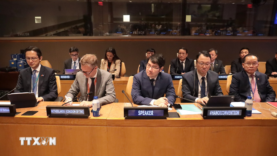 Các diễn giả, đại diện quốc tế tham dự buổi lễ. (Ảnh: Thanh Tuấn/TTXVN)