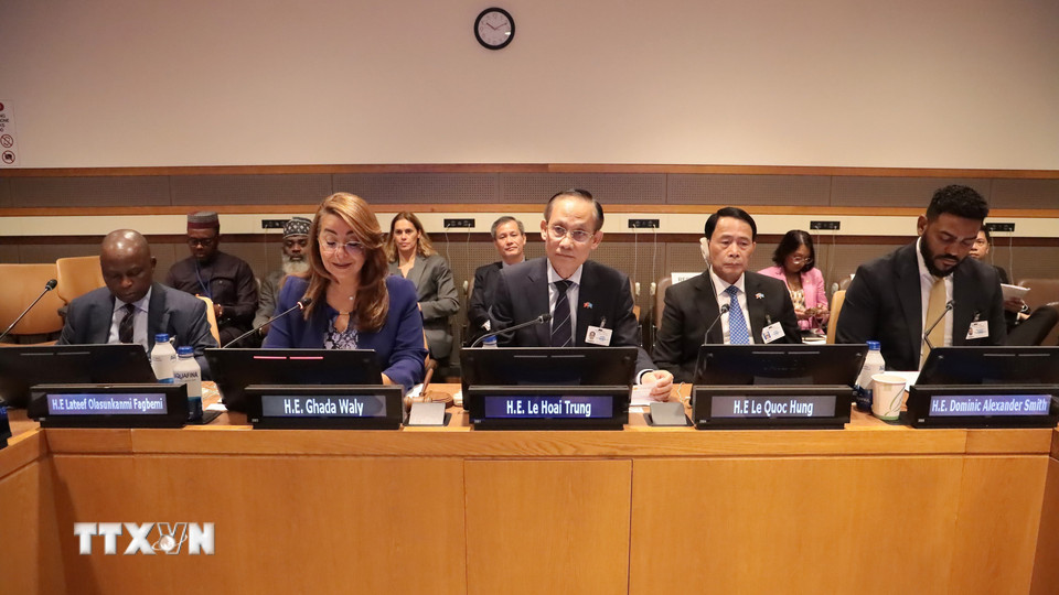 Các đồng chủ tọa buổi lễ. (Ảnh: Thanh Tuấn/TTXVN)