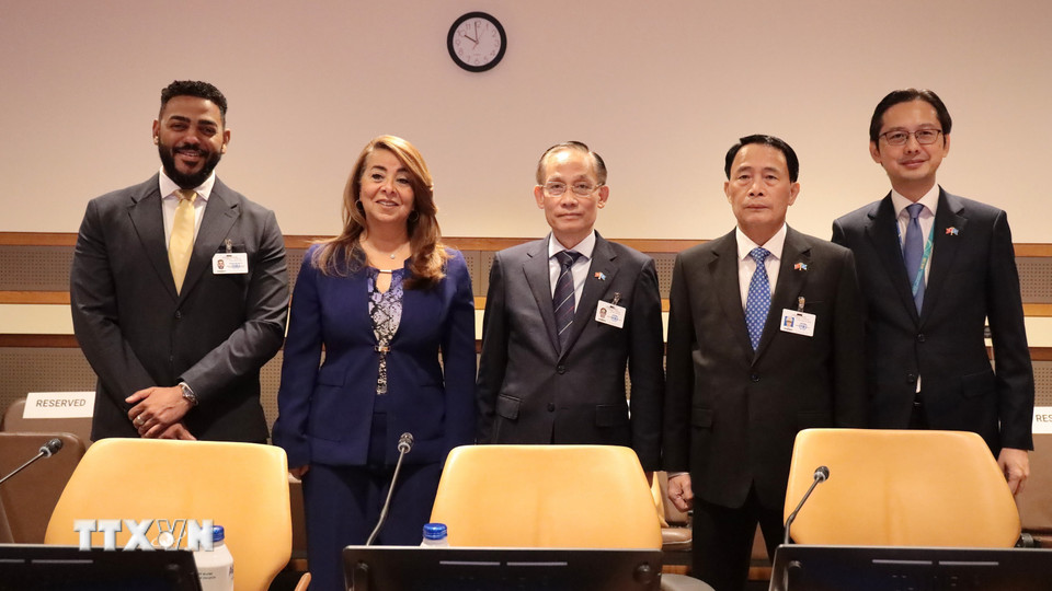 Quyền Bộ trưởng Bộ Ngoại giao Lê Hoài Trung (đừng giữa), Phó Tổng Thư ký Liên hợp quốc, Tổng Giám đốc Văn phòng Liên hợp quốc về Phòng chống Ma túy và Tội phạm (UNODC) Ghada Waly (thứ 2 từ trái sang), Thượng tướng Lê Quốc Hùng, Thứ trưởng Bộ Công an (thứ 2 từ phải sang) đồng chủ trì sự kiện. (Ảnh: Thanh Tuấn/TTXVN)