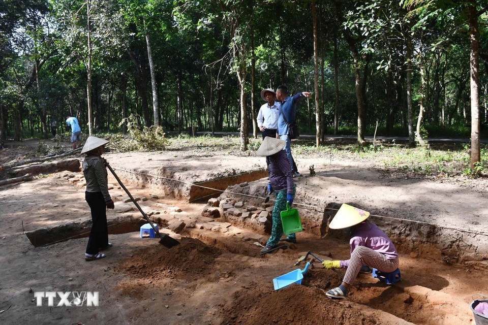 Kết quả nghiên cứu năm nay đã xác định con đường dài khoảng 170m, kéo dài từ chân phía đông tháp K đến bờ phía tây của con suối cạn trong khu di tích Mỹ Sơn. (Ảnh: Đàn Hữu Trung/TTXVN)