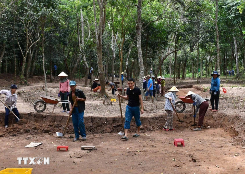 Công tác khai quật, khảo cổ đã làm xuất lộ thêm những dấu tích quý báu, góp phần nhận diện rõ ràng hơn về con đường thiêng ở Thánh địa Mỹ Sơn trong lịch sử. (Ảnh: Đàn Hữu Trung/TTXVN)