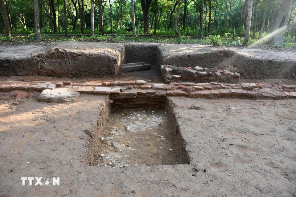 Về niên đại, căn cứ vào kỹ thuật xây dựng của con đường, đặc biệt là kỹ thuật xây dựng các đoạn tường trong tổng thể kiến trúc tháp K, có thể ghi nhận con đường có niên đại tương đương với tháp K ở khoảng thế kỷ XII. (Ảnh: Đàn Hữu Trung/TTXVN)