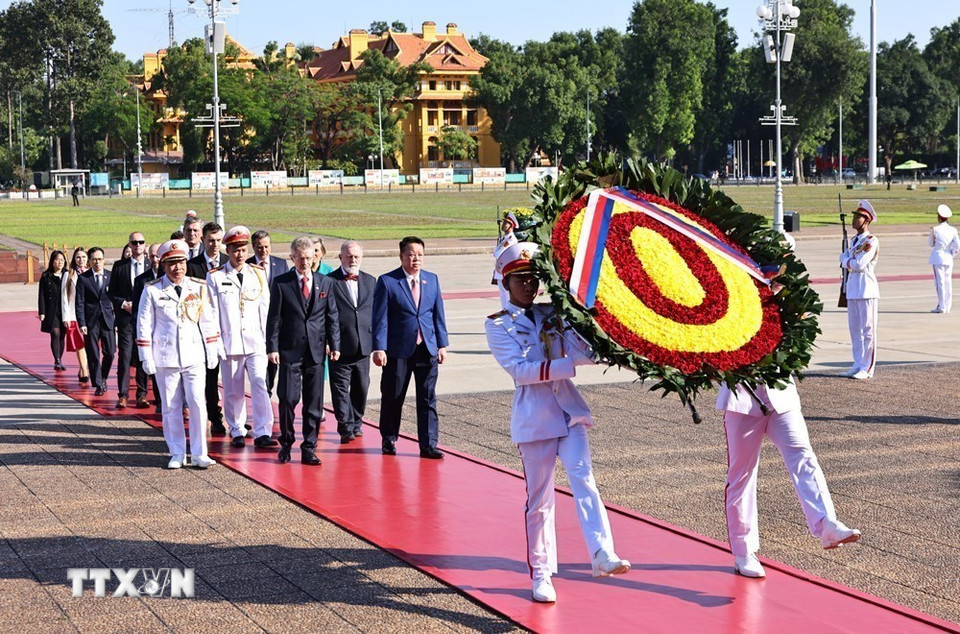 Chủ tịch Thượng viện Quốc hội Cộng hòa Séc Milos Vystrcil đến đặt vòng hoa và vào Lăng viếng Chủ tịch Hồ Chí Minh. (Ảnh: Minh Đức/TTXVN)