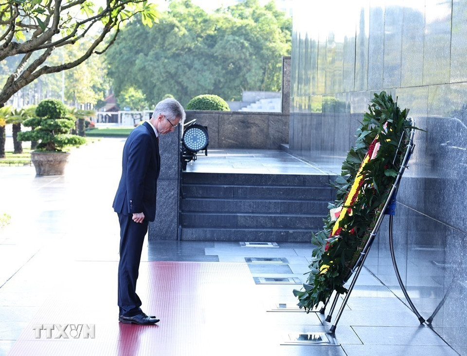 Chủ tịch Thượng viện Quốc hội Cộng hòa Séc Milos Vystrcil đến đặt vòng hoa và vào Lăng viếng Chủ tịch Hồ Chí Minh. (Ảnh: Minh Đức/TTXVN)