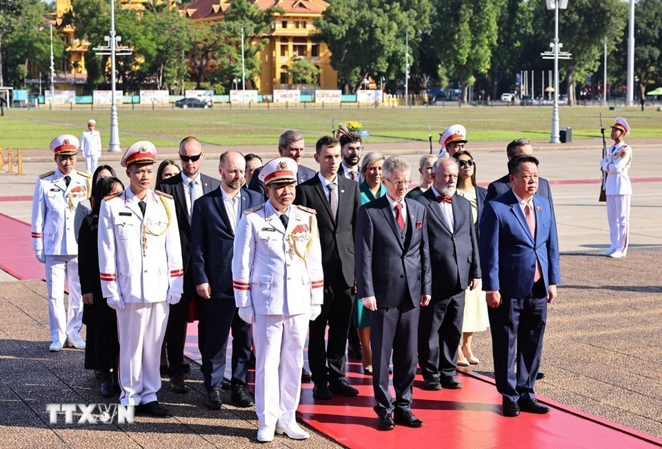 Chủ tịch Thượng viện Quốc hội Cộng hòa Séc Milos Vystrcil đến đặt vòng hoa và vào Lăng viếng Chủ tịch Hồ Chí Minh. (Ảnh: Minh Đức/TTXVN)