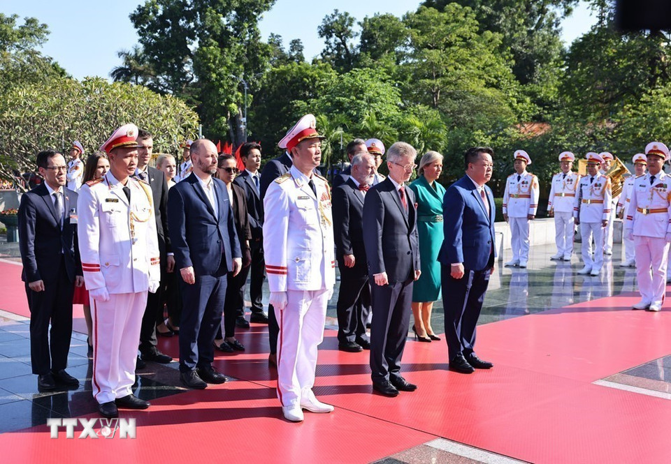 Chủ tịch Thượng viện Quốc hội Cộng hòa Séc Milos Vystrcil đến đặt vòng hoa tại Đài tưởng niệm các Anh hùng liệt sỹ. (Ảnh: Minh Đức/TTXVN)