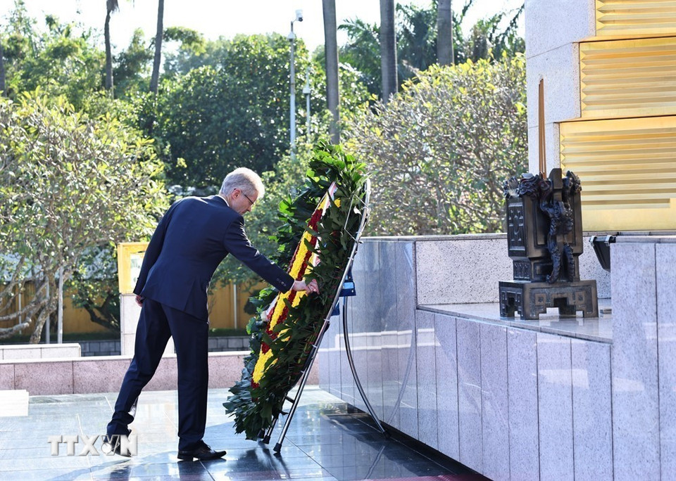 Chủ tịch Thượng viện Quốc hội Cộng hòa Séc Milos Vystrcil đến đặt vòng hoa tại Đài tưởng niệm các Anh hùng liệt sỹ. (Ảnh: Minh Đức/TTXVN)