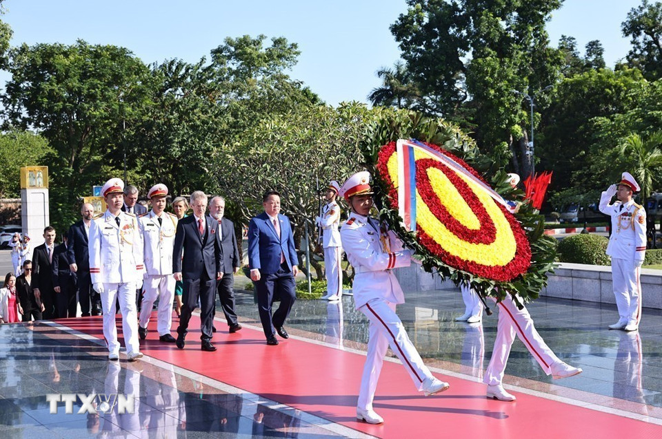 Chủ tịch Thượng viện Quốc hội Cộng hòa Séc Milos Vystrcil đến đặt vòng hoa tại Đài tưởng niệm các Anh hùng liệt sỹ. (Ảnh: Minh Đức/TTXVN)