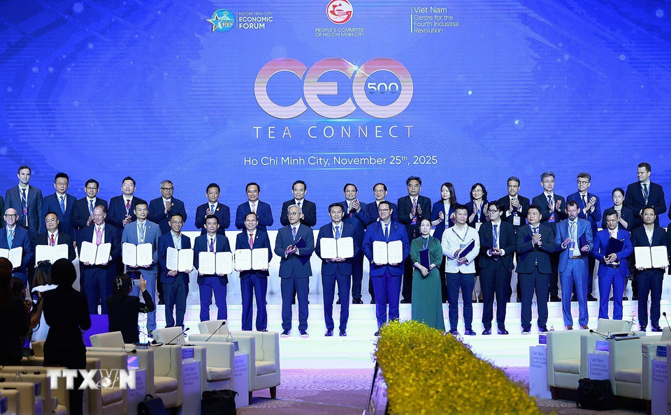 Thủ tướng Phạm Minh Chính và các đại biểu chứng kiến trao thảo thuận hợp tác đầu tư giữa doanh nghiệp và các địa phương. (Ảnh: Dương Giang/TTXVN)