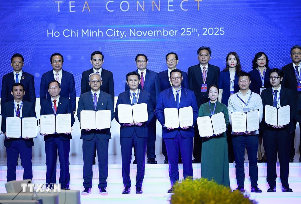 Thủ tướng Phạm Minh Chính và các đại biểu chứng kiến trao thảo thuận hợp tác đầu tư giữa doanh nghiệp và các địa phương. (Ảnh: Dương Giang/TTXVN)