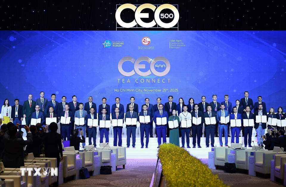 Thủ tướng Phạm Minh Chính và các đại biểu chứng kiến trao thảo thuận hợp tác đầu tư giữa doanh nghiệp và các địa phương. (Ảnh: Dương Giang/TTXVN)