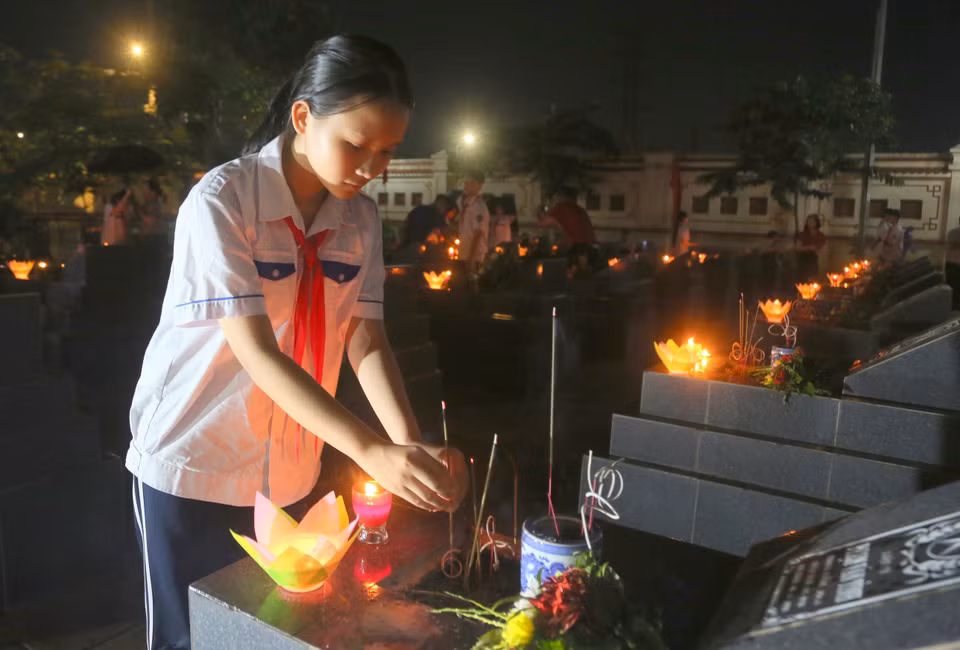 Tuổi trẻ Hải Phòng tri ân các anh hùng liệt sỹ, gia đình có công với cách mạng. (Ảnh: Minh Thu/TTXVN)