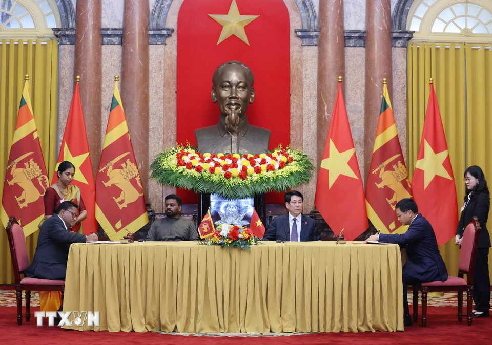 Chủ tịch nước Lương Cường và Tổng thống Sri Lanka Anura Kumara Dissanayaka chứng kiến lễ ký Hiệp định giữa Chính phủ Việt Nam và Chính phủ Sri Lanka về hợp tác và trợ giúp lần nhau trong lĩnh vực hải quan. (Ảnh: Lâm Khánh/TTXVN)