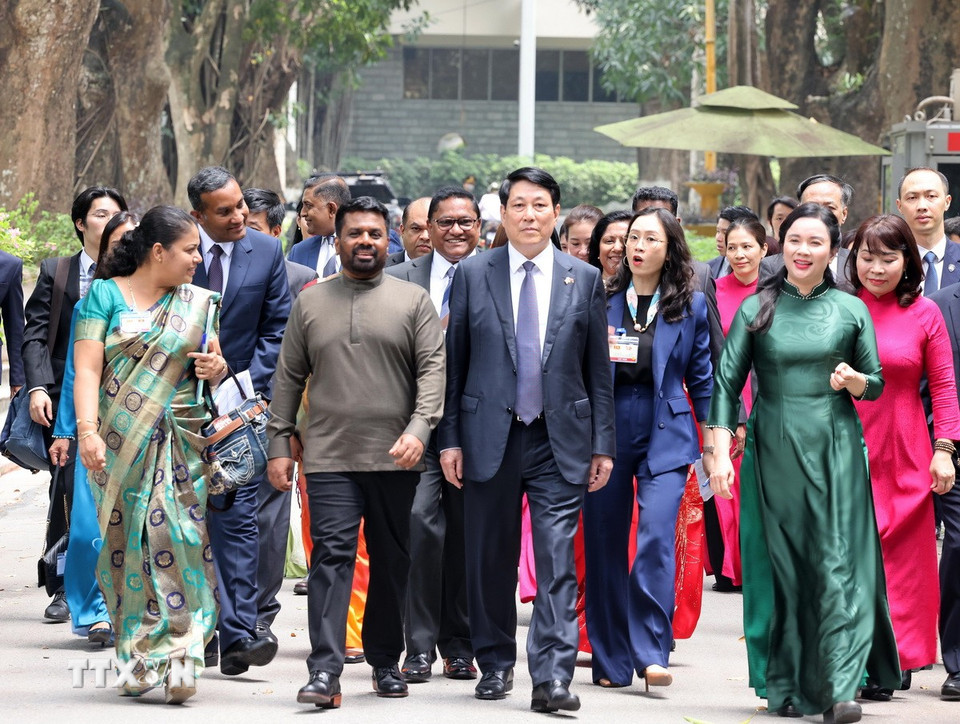 Chủ tịch nước Lương Cường và Tổng thống Sri Lanka Anura Kumara Dissanayaka trên đường Xoài tại Khu di tích Chủ tịch Hồ Chí Minh trong Phủ Chủ tịch. (Ảnh: Lâm Khánh/TTXVN)