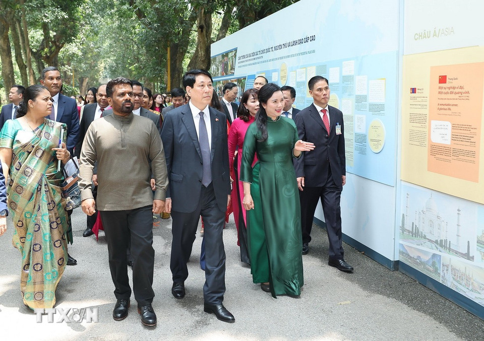 Chủ tịch nước Lương Cường và Tổng thống Sri Lanka Anura Kumara Dissanayaka trên đường Xoài tại Khu di tích Chủ tịch Hồ Chí Minh trong Phủ Chủ tịch. (Ảnh: Lâm Khánh/TTXVN)